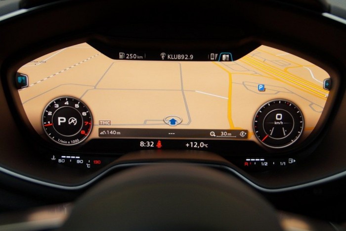 A TFT-műszerpanel, lekicsinyített órákkal