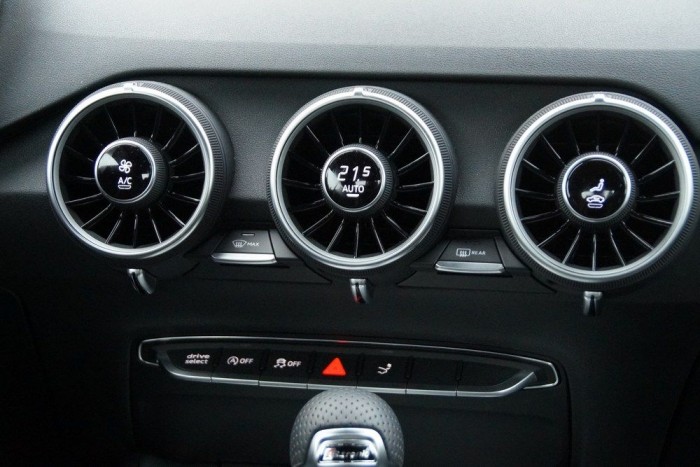 Elegáns helytakarékosság: a klímakonzol gombjai, tárcsái beköltöztek a légrostélyokba