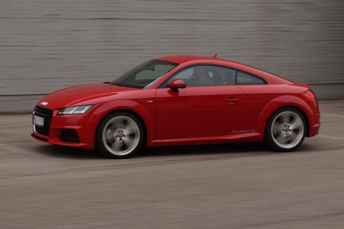 Az első TT-ben volt valami játékautós, ebben nincs. Kemény, agresszív, célszerű sportgép