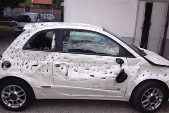 A csákánnyal szétvert Fiat 500 esete