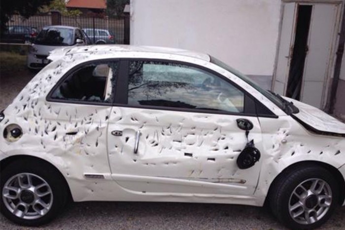 A csákánnyal szétvert Fiat 500 esete 3