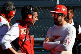 F1: Alonso viszi magával a fél Ferrarit?