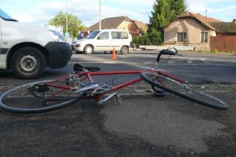 Elgázolta a kerékpárost, majd eldobta a sérült telefonját