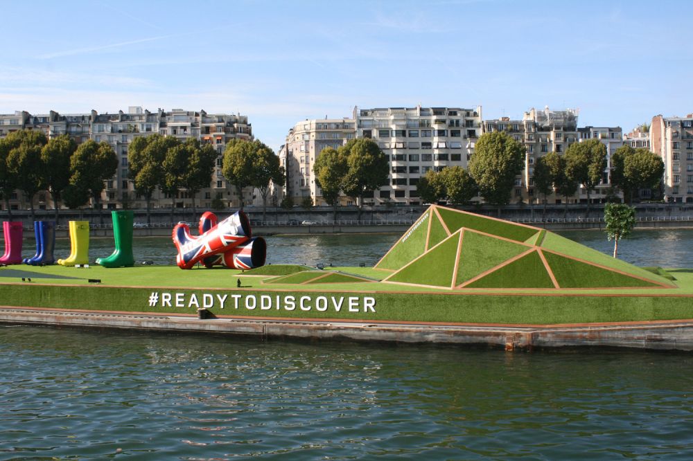 Párizsban egy uszályon érkezett a Szajna-parti bemutatóra a két Discovery Sport