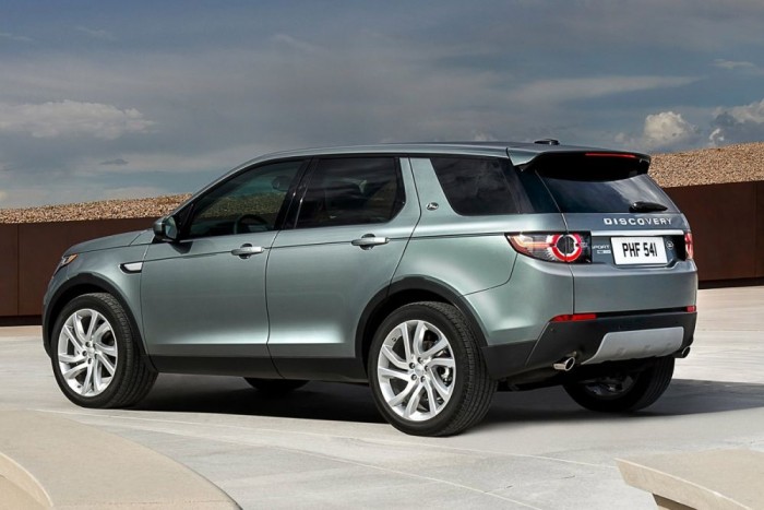 A turbós benzineshez szériában jár a 9 fokozatú automatikus váltó, a két dízelhez felárért