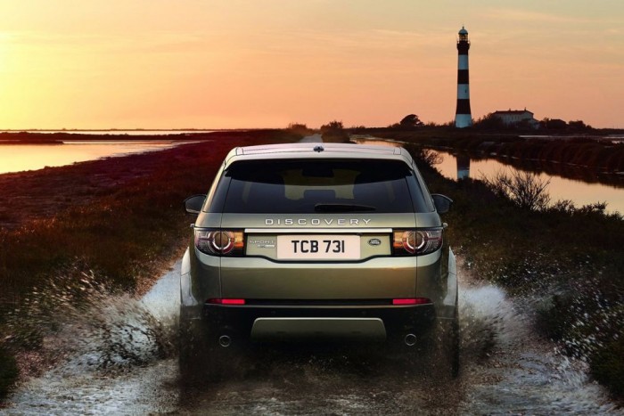 Nem német a mindentudó terepjáró 8 Ígéretes terepjáró-képességekkel bír a Discovery Sport. Gázlómélysége 60 centi, a tükörházban lévő ultrahangos érzékelők mérik a víz mélységét