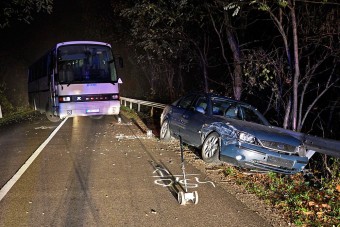 A szalagkorláton végezte az üldözött autós