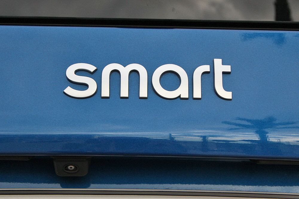 Smart felirat, alatta balra a tolatókamera