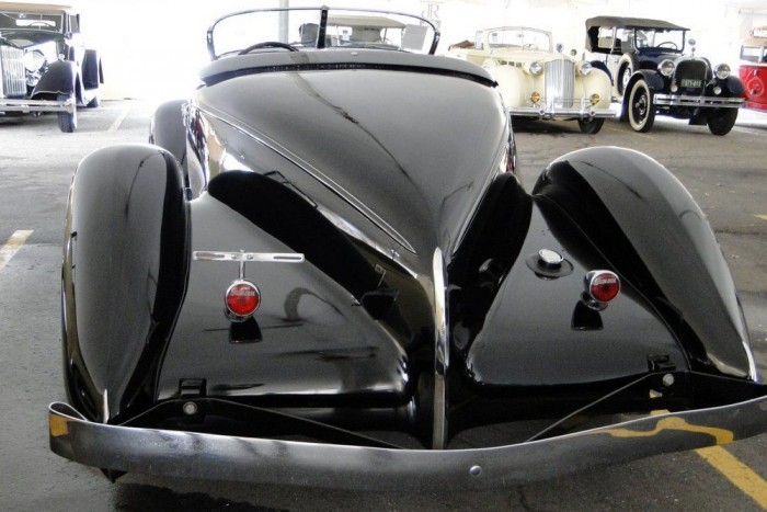 Ennél nincs lejjebb: meztelen celebbel incselkedik a Nissan 8 | Vezess Auburn Speedster (1935)