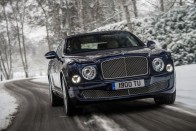 Bentley Mulsanne. A Bentley mindig erős volt abban, ha ordenáré ocsmány, de méregdrága autót kellett a pénztől csorbult ízlésű emberek elé lökni. De néha még ott is túltolják a dolgot, gondoljunk csak a 2012-es Genfi Autószalonon bemutatott EXP 9 F fantázianevű torzszülöttre. Szerencsére ennek a terveit még a sorozatgyártás előtt méltó helyen, a folyosó végi iratmegsemmisítőben helyezték örök nyugalomra. A Mulsane azonban igazi, létező autó, amelynek béna gülüszemei mögé sokkal könnyebb egy ostoba, de jól fizetett fociakadémistát képzelni, mint egy brit arisztokratát