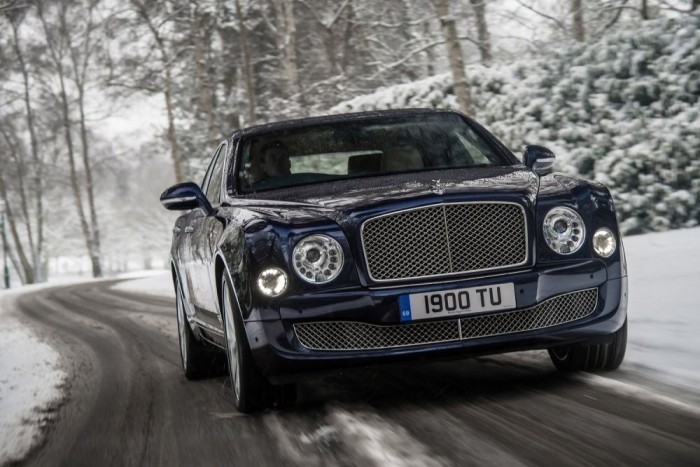Top 10: Napjaink legcsúfabb új autói 3 Bentley Mulsanne. A Bentley mindig erős volt abban, ha ordenáré ocsmány, de méregdrága autót kellett a pénztől csorbult ízlésű emberek elé lökni. De néha még ott is túltolják a dolgot, gondoljunk csak a 2012-es Genfi Autószalonon bemutatott EXP 9 F fantázianevű torzszülöttre. Szerencsére ennek a terveit még a sorozatgyártás előtt méltó helyen, a folyosó végi iratmegsemmisítőben helyezték örök nyugalomra. A Mulsane azonban igazi, létező autó, amelynek béna gülüszemei mögé sokkal könnyebb egy ostoba, de jól fizetett fociakadémistát képzelni, mint egy brit arisztokratát