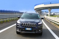 JEEP Cherokee: a nemrég bevezetett Csirke még megosztóbb formatervvel böködi a piacot, mint a maga nemében merésznek számító új C4 Picasso. A békebeli hűtőrács mai evolúciós fokozata a pengeéles lámpákkal bejöhet a JEEP-nek, de szépnek biztos nem szép