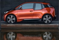 BMW i3. Az i3 furcsán gnóm külsejével is fennen hirdeti, hogy nagyon más autó, mint az összes többi. Magas, keskeny, virsligumis szerzet, kusza övvonallal. A szénszálból formázott harci törpekutyáért házon belül többen is rajonganak, mások meg nagyon nem