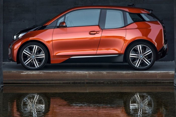 Top 10: Napjaink legcsúfabb új autói 4 BMW i3. Az i3 furcsán gnóm külsejével is fennen hirdeti, hogy nagyon más autó, mint az összes többi. Magas, keskeny, virsligumis szerzet, kusza övvonallal. A szénszálból formázott harci törpekutyáért házon belül többen is rajonganak, mások meg nagyon nem