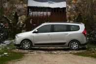 Dacia Lodgy. A Dacia Lodgy-t nehéz nem szeretni, hiszen hatalmas belső terű, megfizethető autó. De ránézni fájdalmas. Főleg profilból nézve tűnik rettentő rusnyának a hosszú, tömpe orrú, masszív hátsó sonkákkal befejeződő léghajónyi kasztni. Külső méreteihez képest komikusak a bútorgörgő méretűnek látszó kerekek is és a nagyméretű, minden formai játékot nélkülöző fémlemezek is