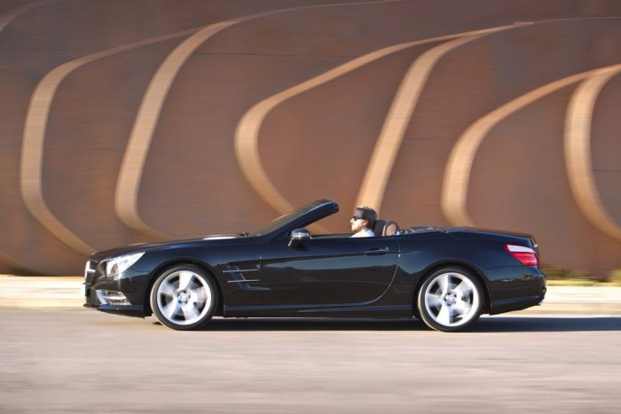 Top 10: Napjaink legcsúfabb új autói 9 Mercedes-Benz SL. Az SL 1953 óta álomautó, minden generációjában klasszikus eleganciával. De a designerek digitális ceruzája megbicsaklott: az R231 ormótlan első túlnyúlását nem tudtuk megbocsátani, ezért szerepel a szégyenpadon a deres halántékú urak kedvelt kétülésese. Akkora tokája van, mintha elöl hajtana, de ez a nyúlvány még a Peugeot 407-en vagy a Citroën C5-ön is kínos volna