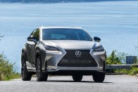 Lexus NX. Ezt tényleg kiélezték: ábrázata a karikatúraszerű orsómaszkkal rajzfilmbéli szörnyeket idéz. Bátor lépés a simára nyalt designt rámenősebbre cserélni, de az IS úgy agresszív, hogy közben szép is, ami az NX-nek nem adatott meg. És ott vannak a több mint kínos Nike-pipák is