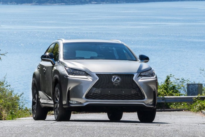 Top 10: Napjaink legcsúfabb új autói 8 Lexus NX. Ezt tényleg kiélezték: ábrázata a karikatúraszerű orsómaszkkal rajzfilmbéli szörnyeket idéz. Bátor lépés a simára nyalt designt rámenősebbre cserélni, de az IS úgy agresszív, hogy közben szép is, ami az NX-nek nem adatott meg. És ott vannak a több mint kínos Nike-pipák is