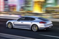 Porsche Panamera. Vannak márkák, amelyek kisugárzása elbírja a szépnek csúnya, de annál karakteresebb autókat. A Panamera egyedülállót nyújt, Porsche-emblémája van, nála belefér a sajátságos fizimiska