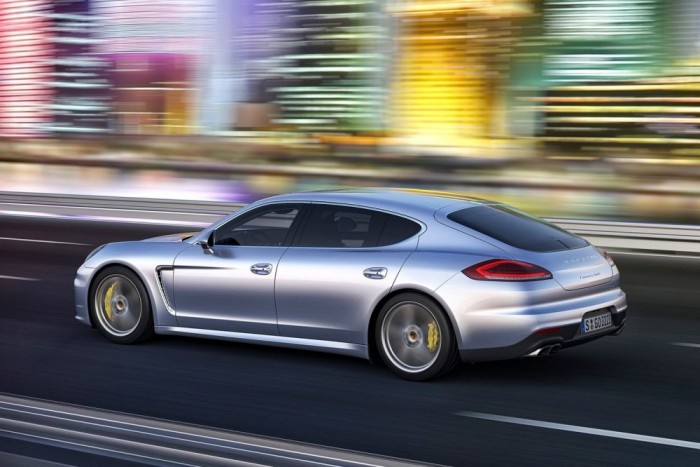 Top 10: Napjaink legcsúfabb új autói 10 Porsche Panamera. Vannak márkák, amelyek kisugárzása elbírja a szépnek csúnya, de annál karakteresebb autókat. A Panamera egyedülállót nyújt, Porsche-emblémája van, nála belefér a sajátságos fizimiska