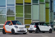 Új Smart Forfour. A Twingónak sem sok hiányzott, hogy bekerüljön, de csúnyasági együtthatójával az új Forfour nemcsak a testvérmodellt, hanem az új Fortwo-t is megelőzte. Az ötajtós Smart esetlensége meglepő abban a kategóriában, ahol a szebbik nemet kellene megnyerni