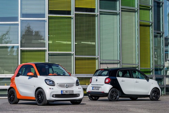 Top 10: Napjaink legcsúfabb új autói 11 Új Smart Forfour. A Twingónak sem sok hiányzott, hogy bekerüljön, de csúnyasági együtthatójával az új Forfour nemcsak a testvérmodellt, hanem az új Fortwo-t is megelőzte. Az ötajtós Smart esetlensége meglepő abban a kategóriában, ahol a szebbik nemet kellene megnyerni
