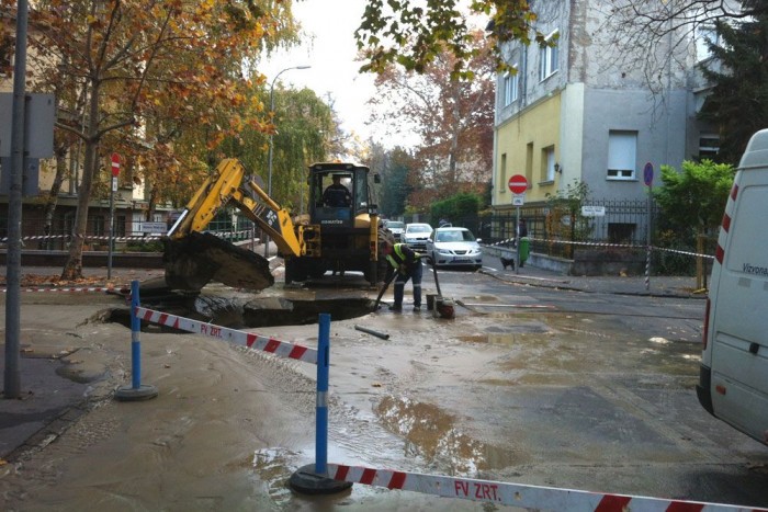 Brutális lyuk és sártenger Budapest szívében 2 Pont a kereszteződésben szakadt be az út, a markoló éppen kétméteres aszfaltdarabokat emel ki belőle. Itt egyik irányba sem lehet közlekedni. Délután a szomszédos Andrássy utat zárják le ideiglenesen, éppen a párhuzamos Délibáb utca lehetett volna sokak számára a menekülő út