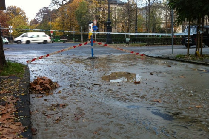 Brutális lyuk és sártenger Budapest szívében 5 ...amely elért reggel egészen az Andrássy útig. Itt balra, a szervizút lejtősebb részén még hosszan folyt a sáros lé a parkoló autók alá, de ezen a szakaszon már kora reggel takarítottak, hiszen itt engedik a forgalmat