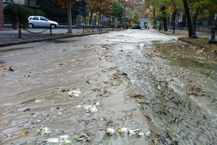 Teljes szélességében sár borítja a Munkácsy Mihály utcát...