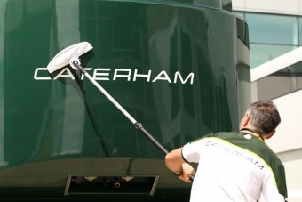 F1: Megmentették a csapatot, mindenkit kirúgtak