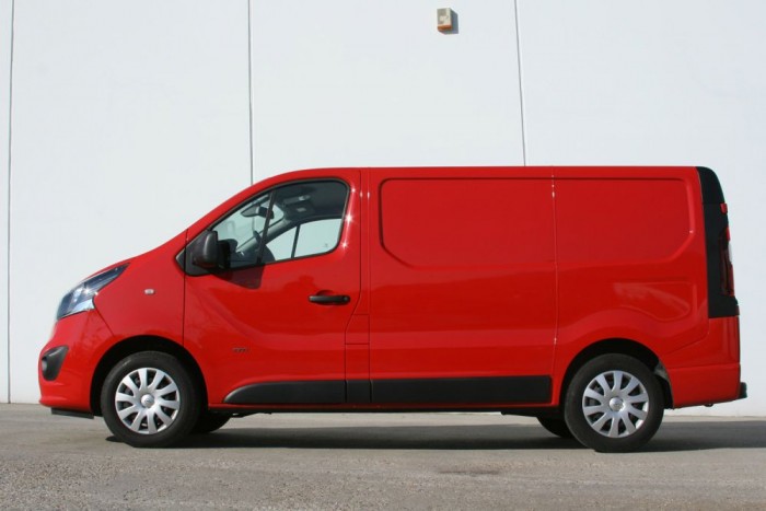 Vezettük a legnagyobb új Opelt 5 21,6 centivel hosszabb az alap és a nyújtott Vivaro is elődjénél. Raktere és utastere is tágasabb lett