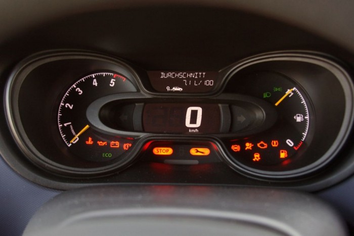Vezettük a legnagyobb új Opelt 7 Digitális kijelző mutatja a sebességet. Nagyon hiányzik minimum egy vízhőfokmérő műszer, a dízelmotorok érzékenyek hidegen