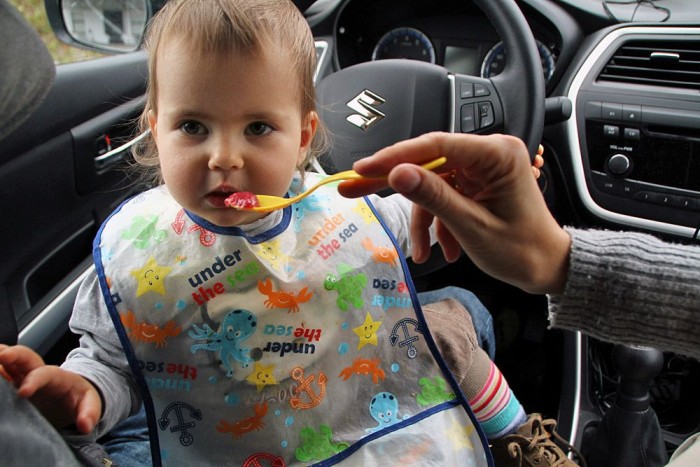 Ha kint esik az eső, ebédlőnek is remekül beválik a Suzuki, mert míg apáról nehezen jön le a kajapermet, addig az autó műanyagjai könnyen tisztíthatók. A menü céklás krumpli