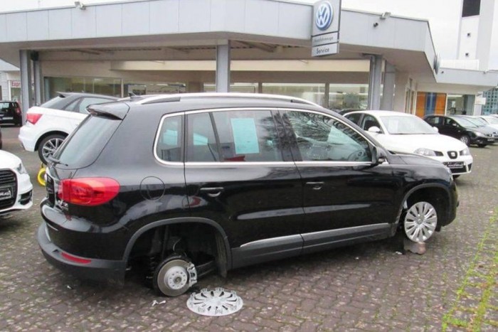 Keréktolvajok fosztottak ki egy márkakereskedést 6 | Vezess Keréktolvajok fosztottak ki egy márkakereskedést 6