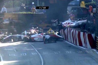 Látványos tömegbaleset a formaautó-versenyen