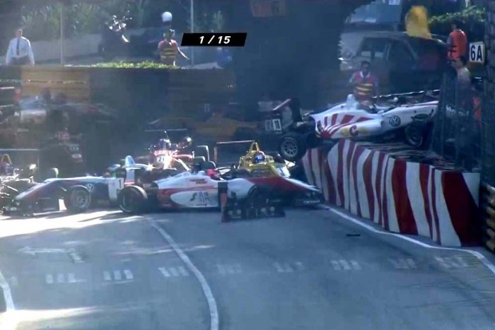 Látványos tömegbaleset a formaautó-versenyen