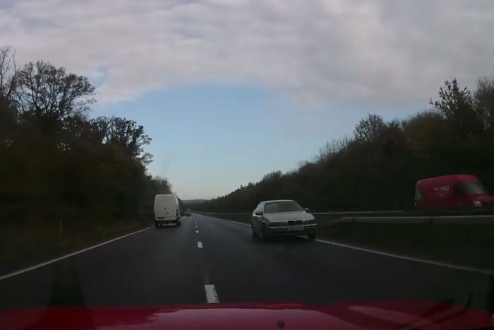 Idős BMW-s a forgalommal szemben