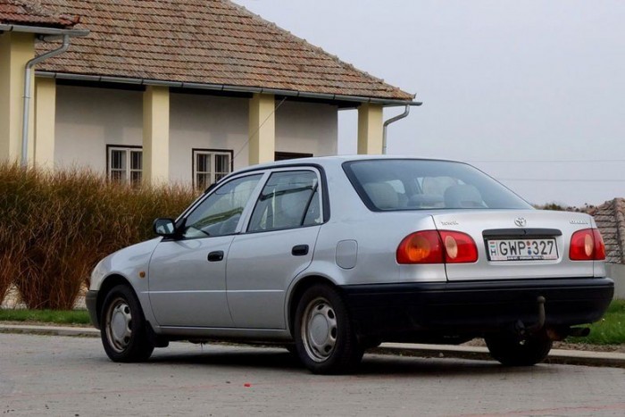 Használt japán autók 800 ezer forintig 1 Picit zajos, komfortszintje lehetne jobb, hátsó üléssora szűk. Ezzel fel is soroltuk az E11-es kódjelű Corolla minden hibáját.