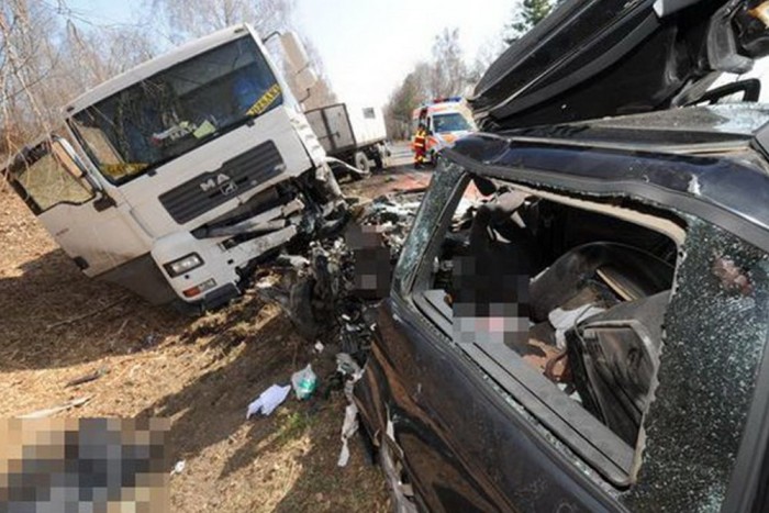 Pusztító baleset a 6-oson, lezárták a főutat