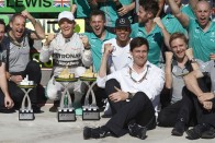 F1: A szezonzáró másnapján tárgyalnak Hamiltonnal 7