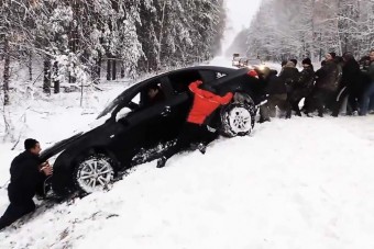 Népi összefogás mentette meg az autóst