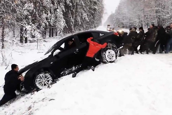 Népi összefogás mentette meg az autóst