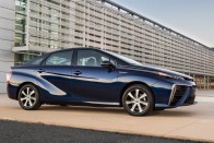 Hidrogénnel megy a 20 milliós Toyota 24