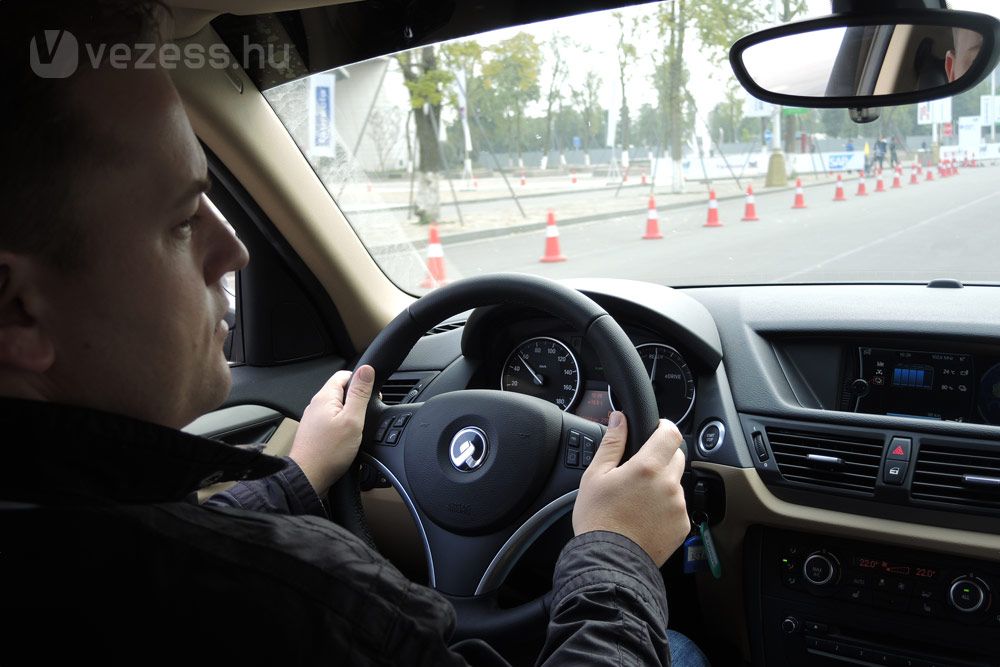 Érződik rajta, hogy közel két tonnás az autó, nehezen lassul