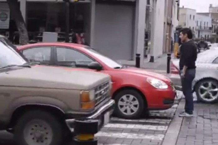 Így leckézteti meg a gyalogos a bunkó autóst