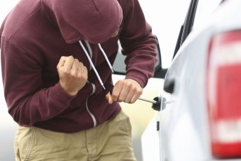 Sörözgetés után mentek autót feltörni a tolvajok