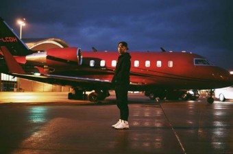 F1: Hamilton 700 milliós magángépével pózolt