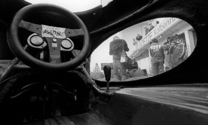 Kép belülről. Jól látszik a kerekek gyors kopása miatt szükséges oldalablak.