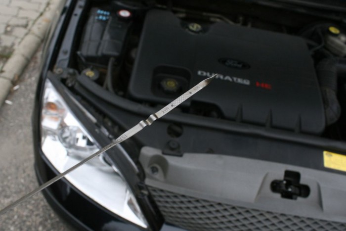 Használt autók: szervizelés, olcsóbban 7 | Vezess A fekete lötty helyett szépen csillog a friss olaj a nívópálcán