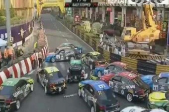 Egy autó sem jutott túl az első kanyaron